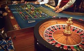 Studio live roulette tribun855 dengan dealer profesional dan roda roulette standar